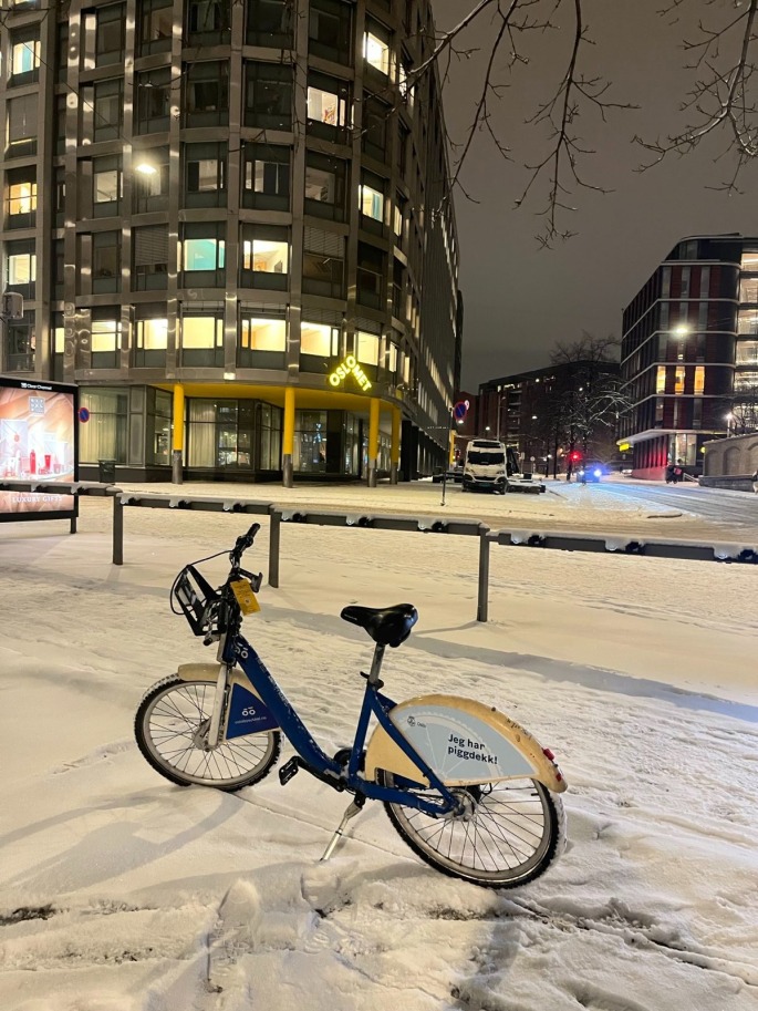 Oslo city bike in the snow.